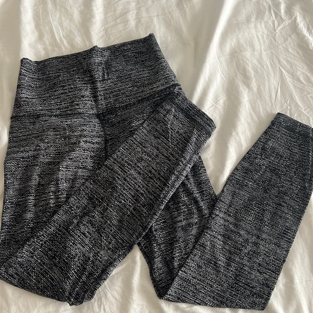 Black and white lululemon align leggings